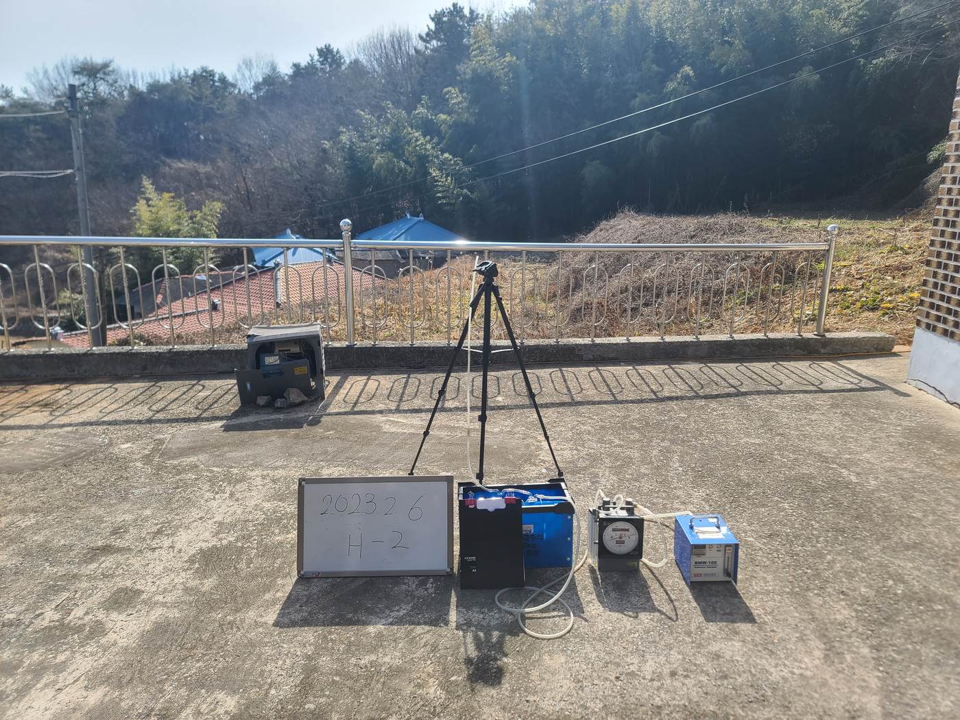 현장에서 진행 중인 소음·진동 측정